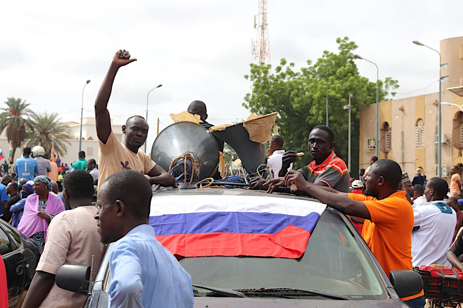 Demonstranten in Nigers Hauptstadt Niamey nach dem Militärputsch im vergangenen Sommer. Der Niger wendet sich derzeit von den westlichen Partnern, insbesondere der Ex-Kolonialmacht Frankreich, ab und Russland zu.