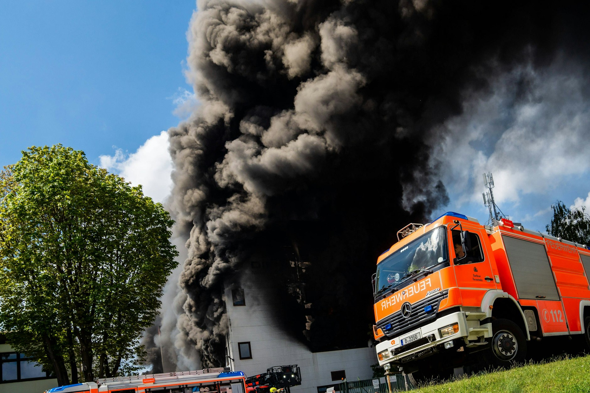 Dicke Rauchwolken steigen vom Gelände der Metallfirma in Lichterfelde auf - die Feuerwehr ist im Einsatz.