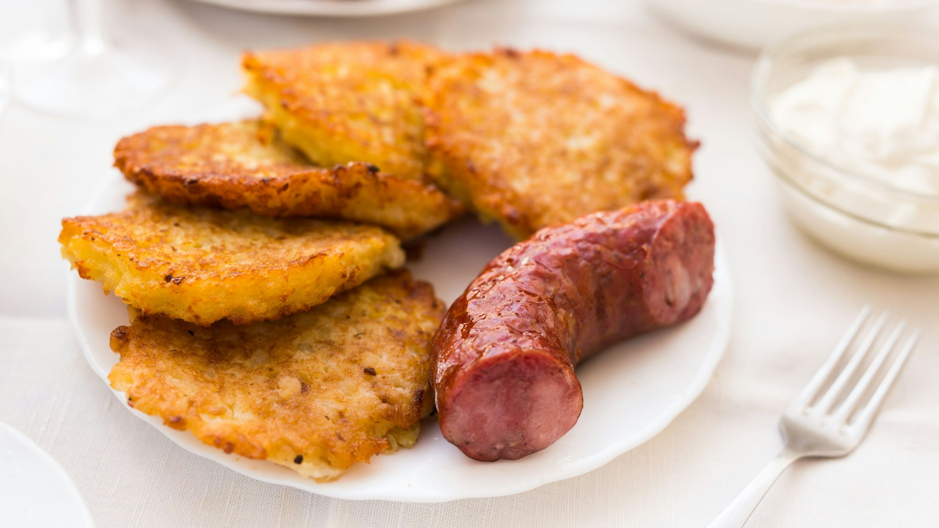 Bramboraky können Sie auch als Beilage zu Fleisch- oder Wurstgerichten servieren. 