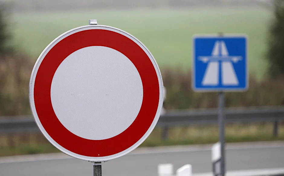 ARCHIV - Ein Verkehrsschild weist auf eine gesperrte Autobahnauffahrt hin.  pa/Symbolbild
