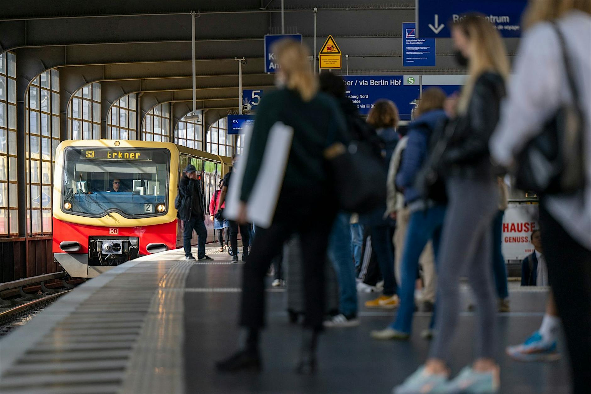 Die Angst an der weißen Linie: Warum man auf Berliner Bahnsteigen auf sich aufpassen sollte