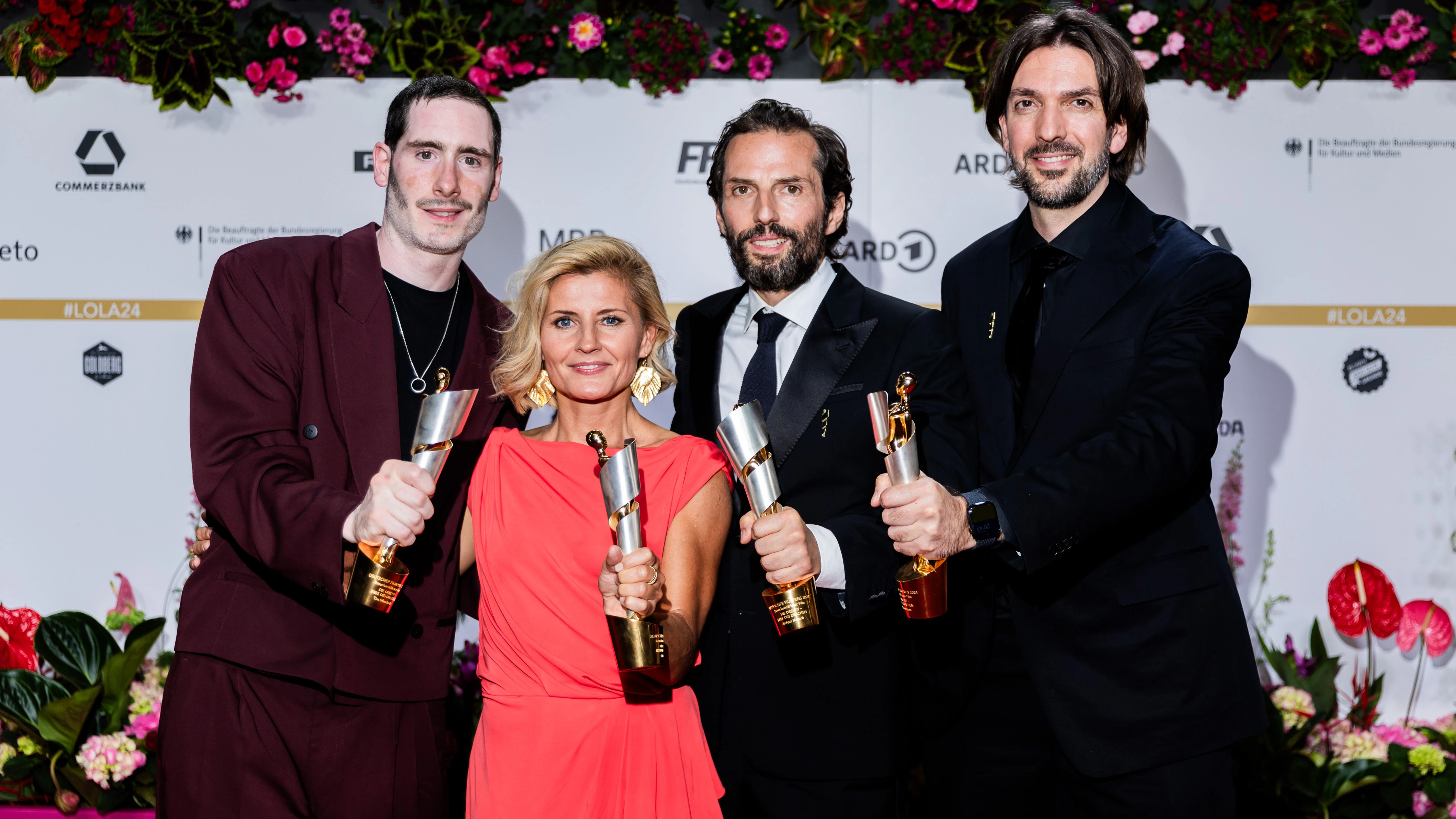 Tim Dünschede (v.l.), Justyna Müsch, Quirin Berg und Max Wiedemann freuen sich beim Deutschen Filmpreis 2024 über die Lola für den besucherstärksten Film „Die drei ??? – Erbe des Drachen“.