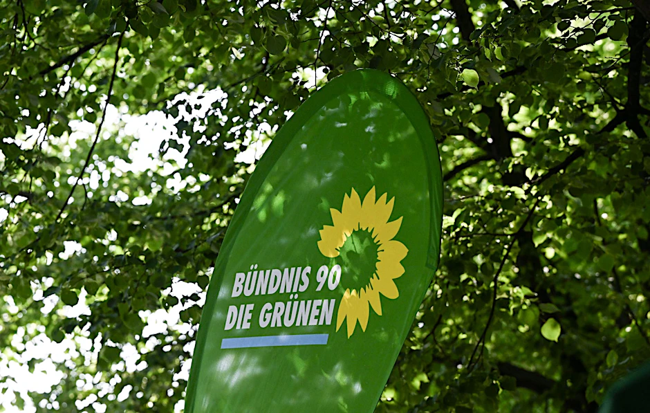 Das Logo von Bündnis90/Die Grünen bei der Eröffnung eines Grünen-Büros.