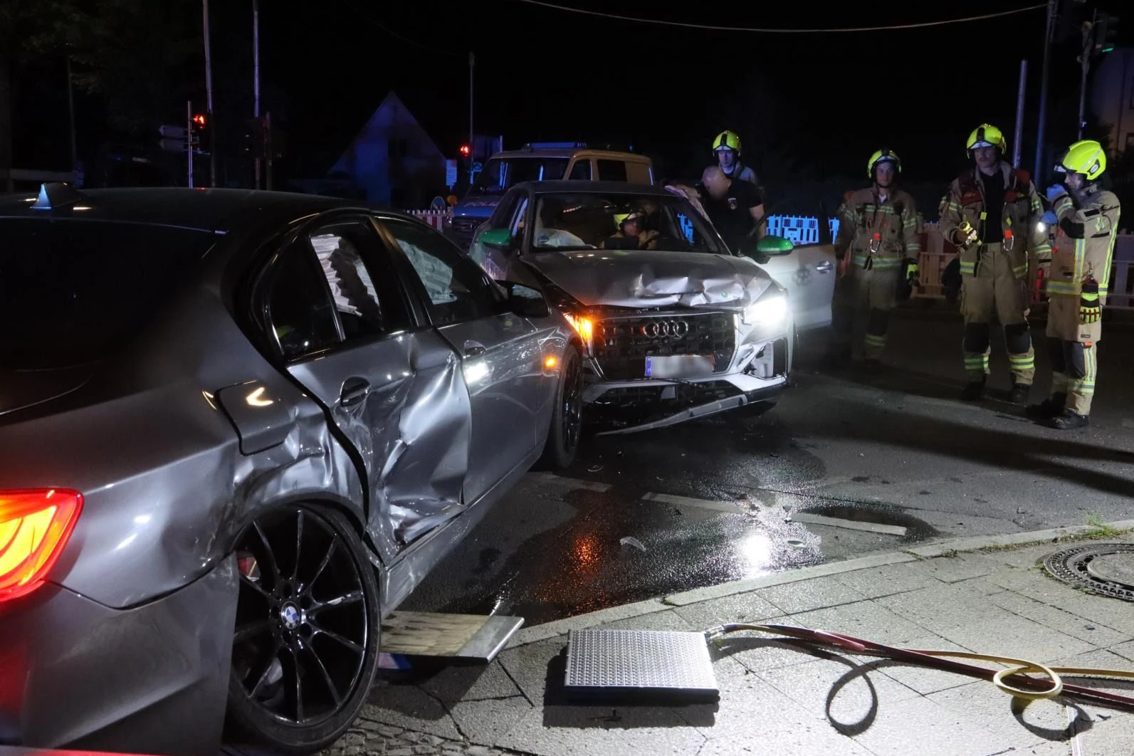 In Steglitz-Zehlendorf stießen zwei Autos zusammen – zwei Menschen wurden dabei verletzt.