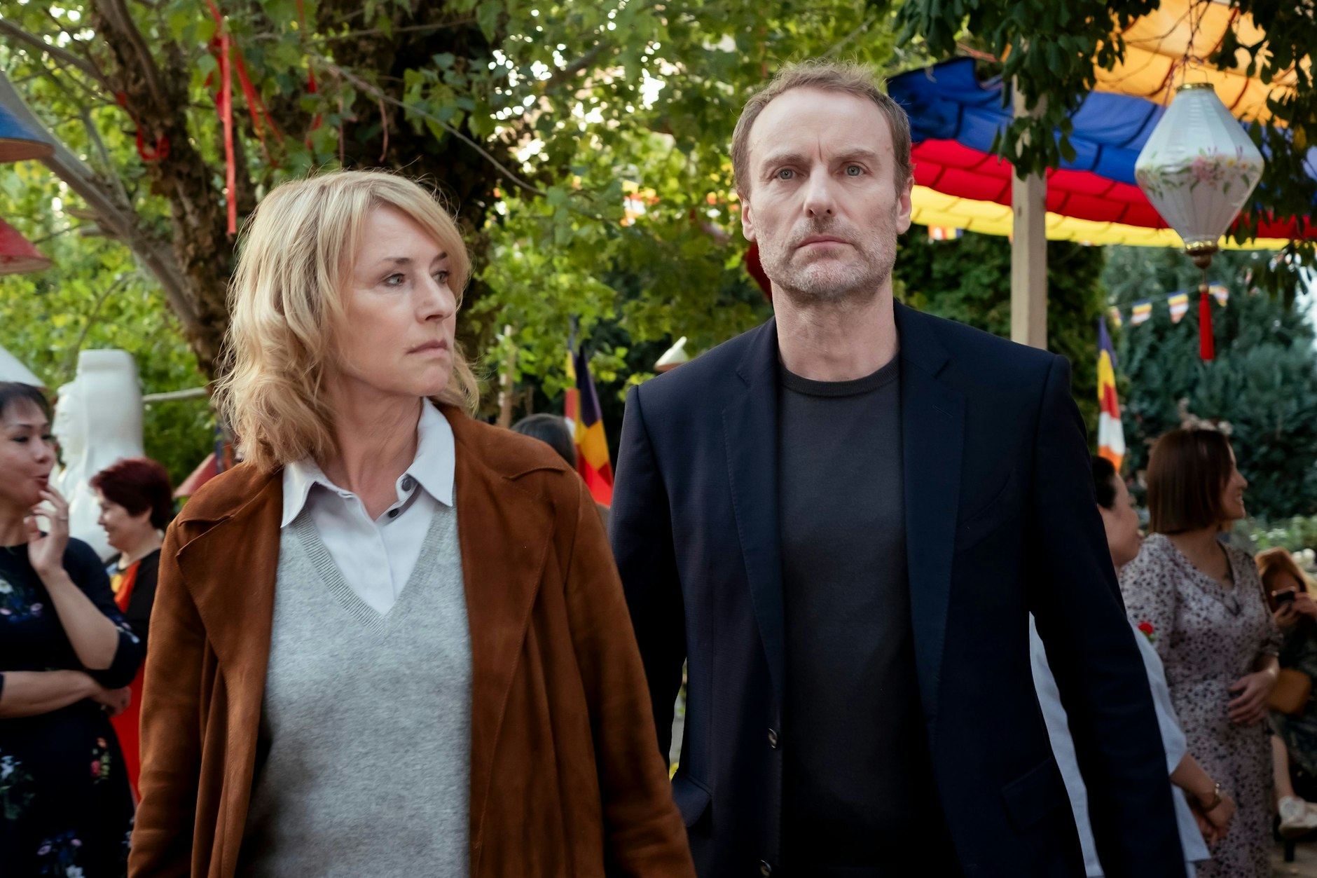 „Tatort“ am Sonntag (5. Mai) in der ARD: Der neue Krimi aus Berlin heißt „Am Tag der wandernden Seelen“. Ein erstochener Mann in einem Einfamilienhaus in Lichtenberg führt Susanne Bonard (Corinna Harfouch) und Robert Karow (Mark Waschke) in ungeahnte Abgründe. 
