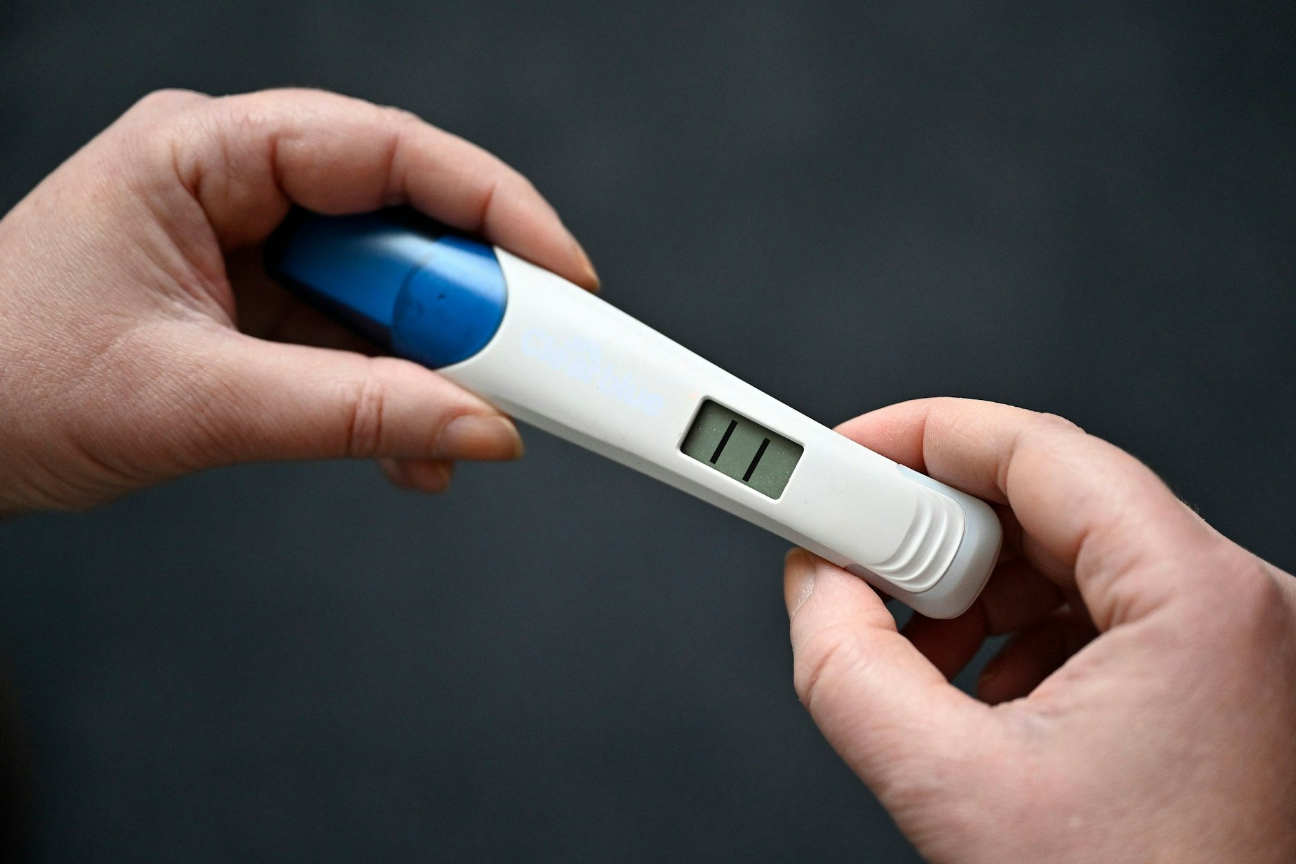 Frau mit einem positiven Schwangerschaftstest 