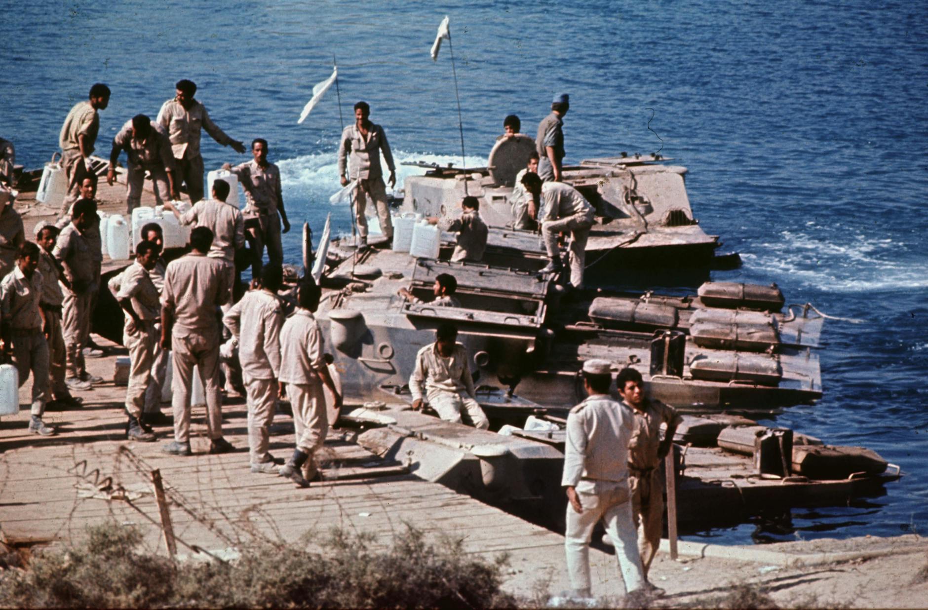 1973: Soldaten am Suezkanal während des Yom-Kippur-Krieges.