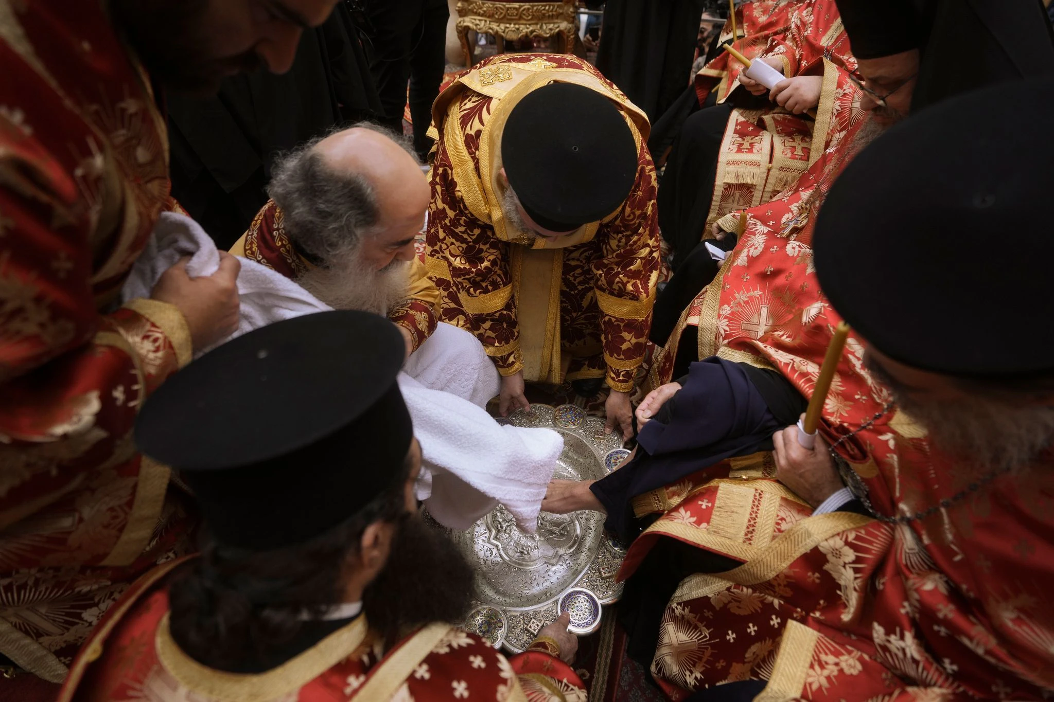 dpatopbilder - Der griechisch-orthodoxe Patriarch von Jerusalem Theophilos III. vollzieht die Zeremonie der Fußwaschung in der Grabeskirche.  