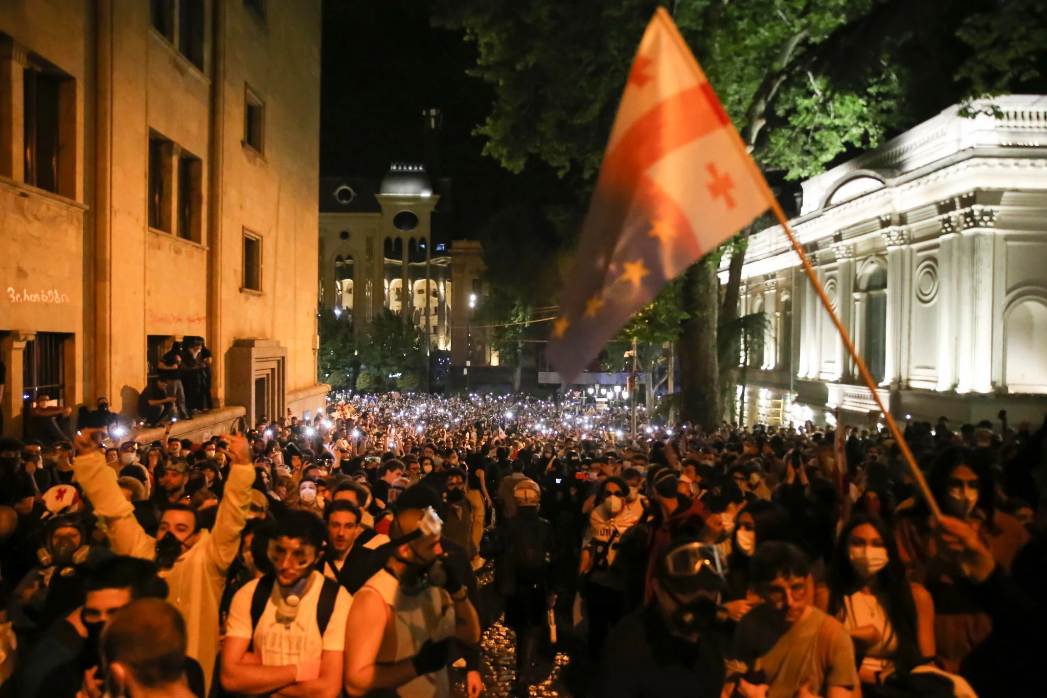 Demonstranten in Georgien bezeichnen den Gesetzesentwurf als «russisches Gesetz», weil Moskau ähnliche Gesetze verwendet, um unabhängige Nachrichtenmedien und kremlkritische Organisationen zu stigmatisieren.  