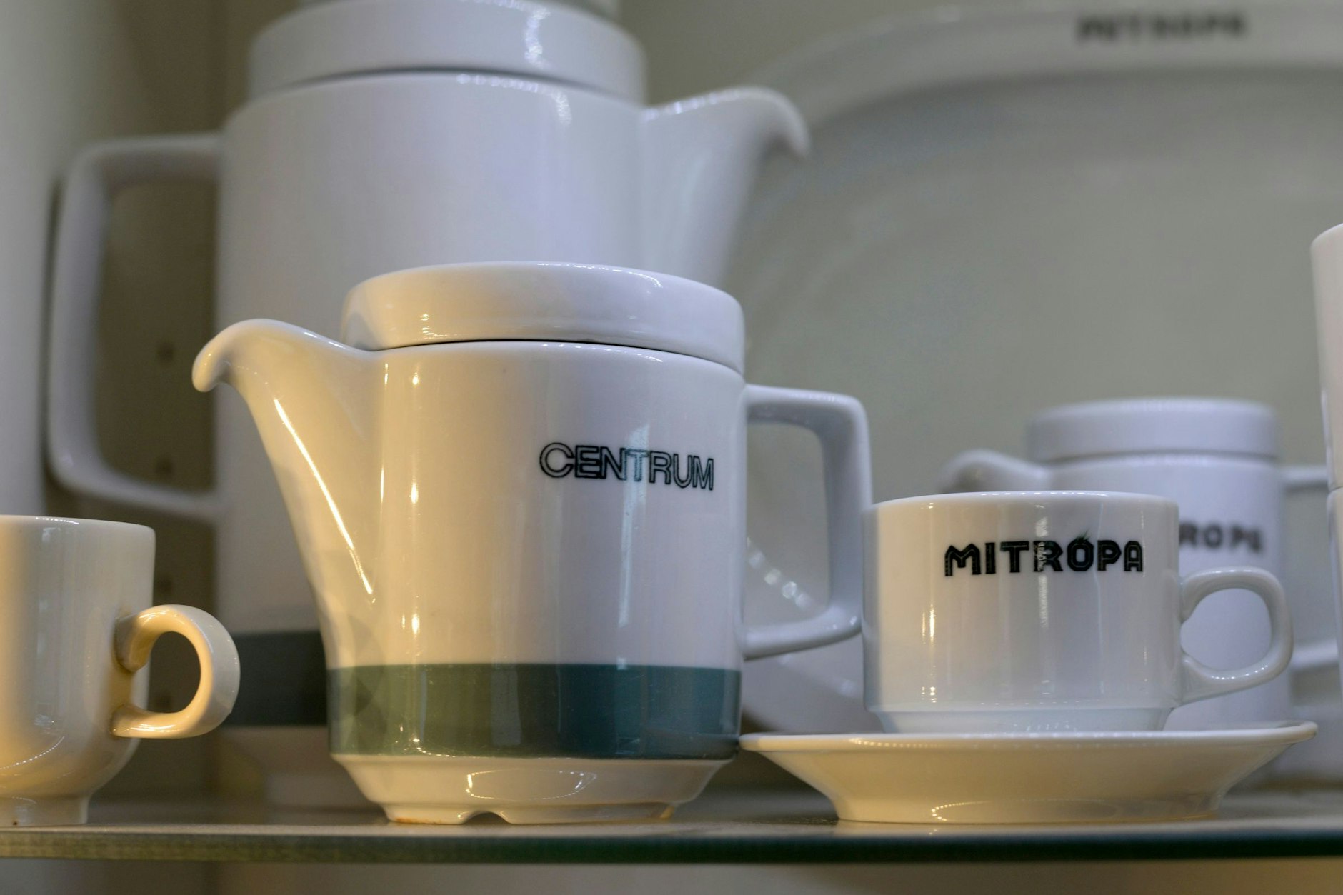 Der Deckel bleibt zuverlässig auf der Kanne beim DDR-Gastronomiegeschirr „Rationell“. Hier in den Varianten „Centrum“ für die Warenhäuser und „Mitropa“ für Gaststätten in Zügen und Bahnhöfen.