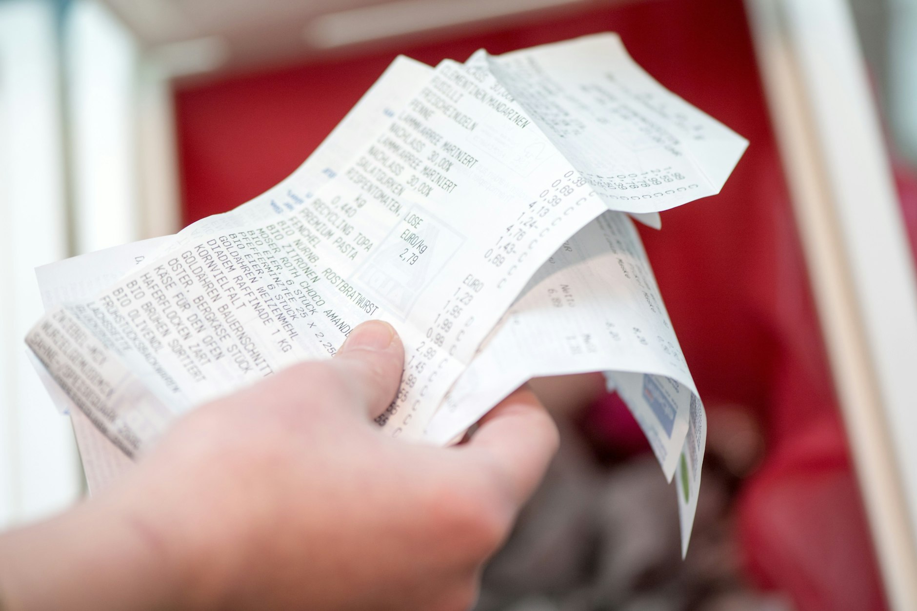 Papier ist nicht gleich Papier: Alte Kassenzettel sind beschichtet und gehören daher in den Restmüll statt ins Altpapier.