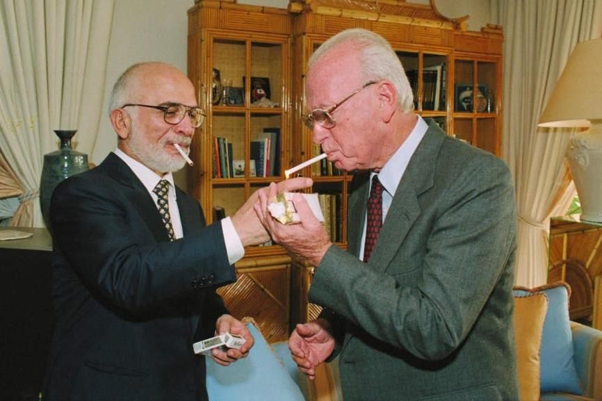 König Hussein von Jordanien und der israelische Premierminister Yitzhak Rabin kurz nach der Friedensschlussunterzeichnung am Grenzübergang Arava am 26. Oktober 1994.