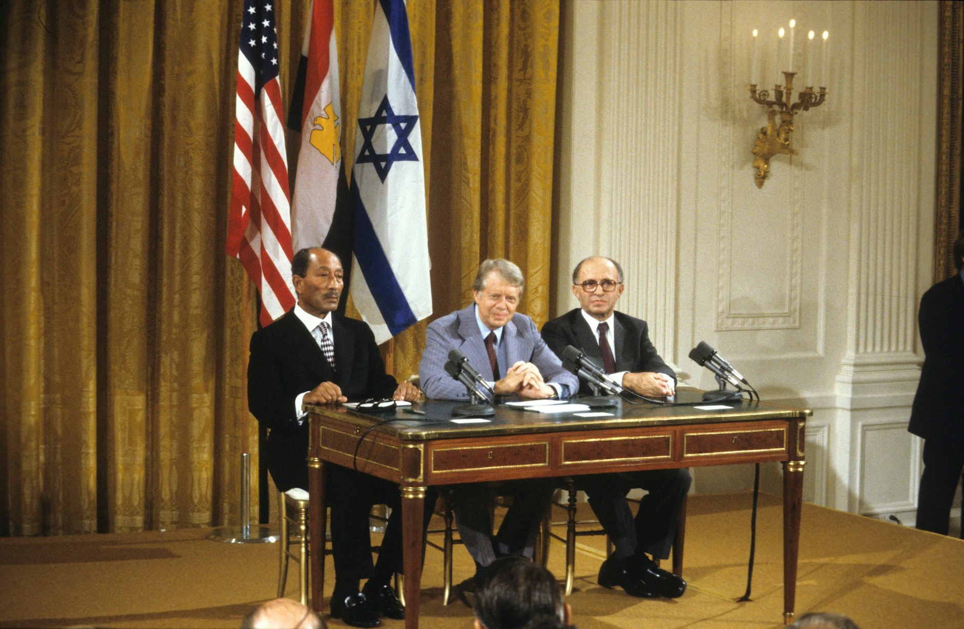1978: Unterzeichnung des Camp-David-Abkommens mit dem Präsidenten der Vereinigten Staaten, Jimmy Carter (Mitte), dem ägyptischen Präsidenten Anwar Sadat (links) und dem israelischen Premierminister Menahem Begin (rechts).