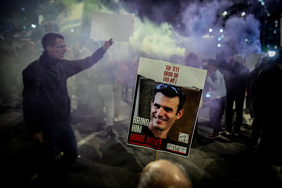 Demonstranten halten ein Plakat mit dem Gesicht der israelischen Geisel Dror Or. Die israelische Regierung hat den Mann für tot erklärt.