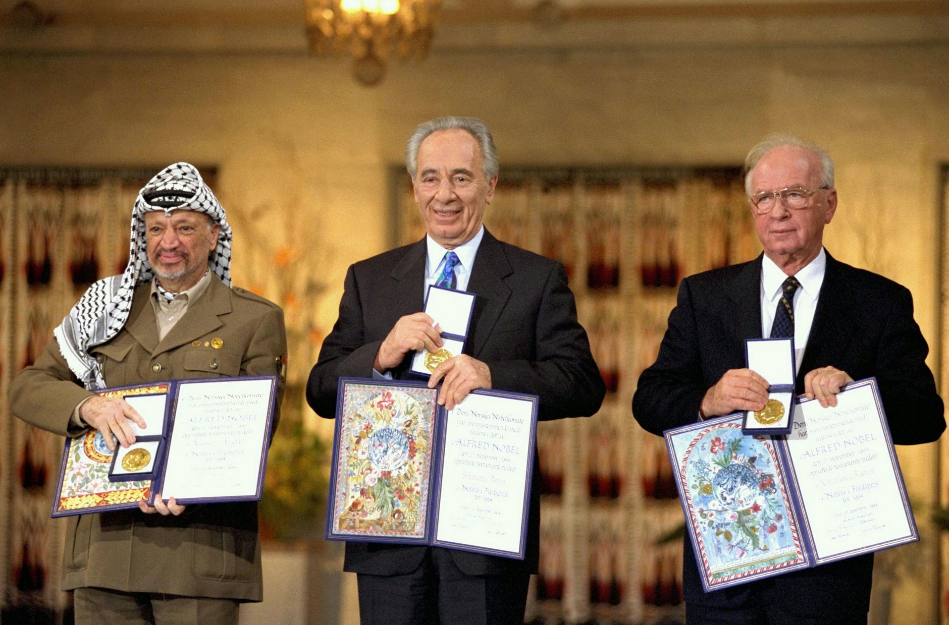 Die Friedensnobelpreisträger des Jahres 1994: PLO-Vorsitzender Yasser Arafat (v.l.n.r.), der israelische Außenminister Shimon Peres und der israelische Premierminister Yitzhak Rabin.
