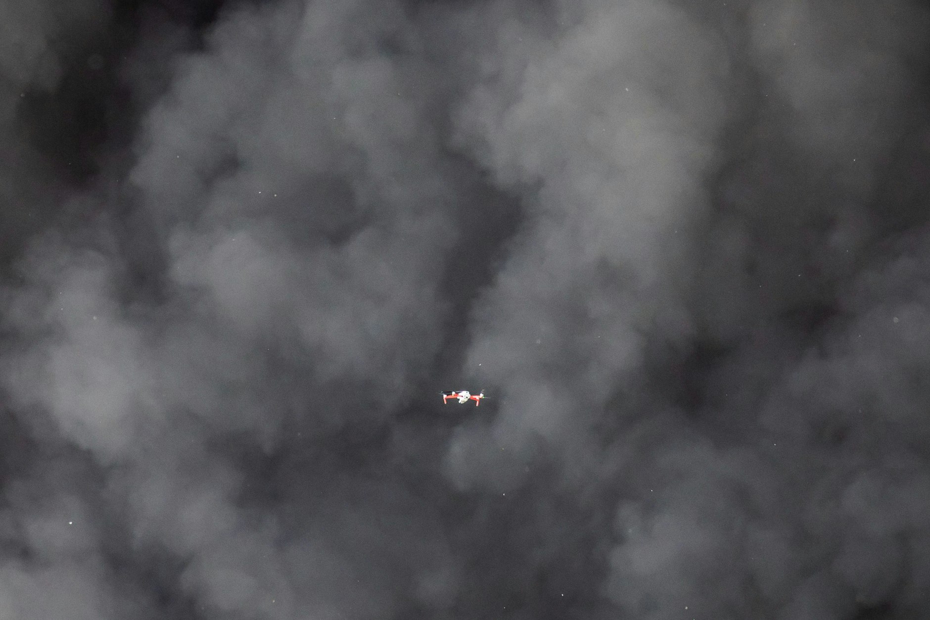 Bei einem Brand in Berlin-Lichterfelde fliegt eine Drohne der Berliner Feuerwehr vor der Rauchsäule vorbei.