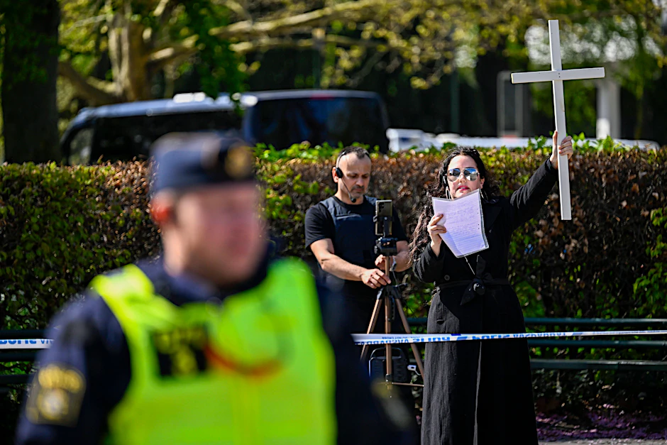 Ein Mann und eine Frau verbrennen einen Koran in Malmö.&nbsp;