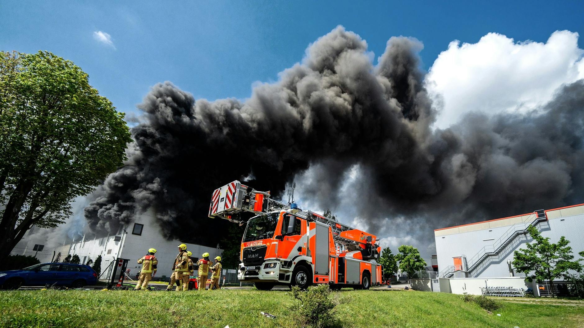 Lichterfelde: Brand bei Rüstungsunternehmen Diehl – starke Rauchentwicklung