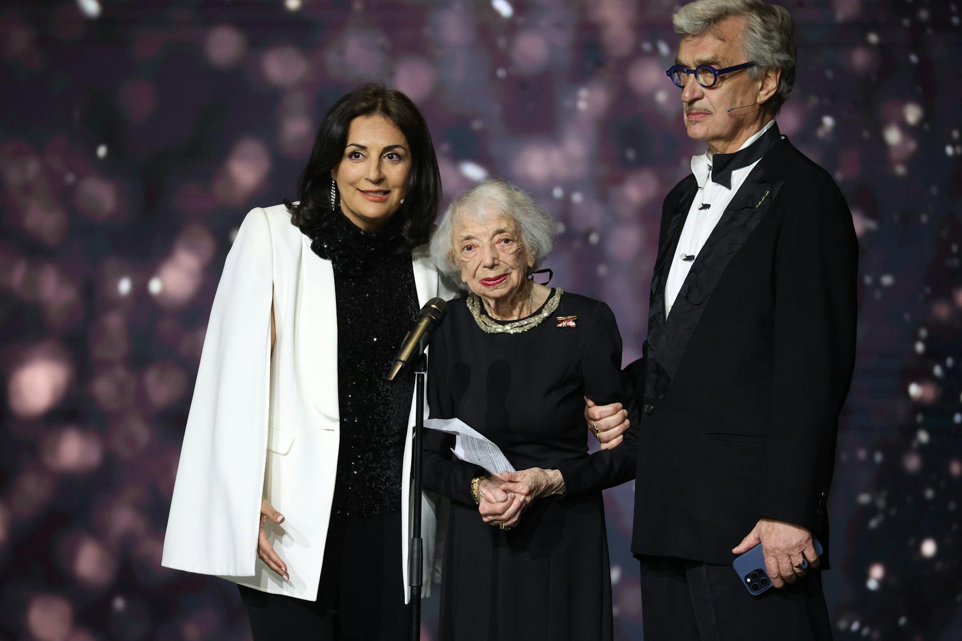 Margot Friedländer (M.) mit Düzen Tekkal und Wim Wenders bei der Verleihung des Deutschen Filmpreises