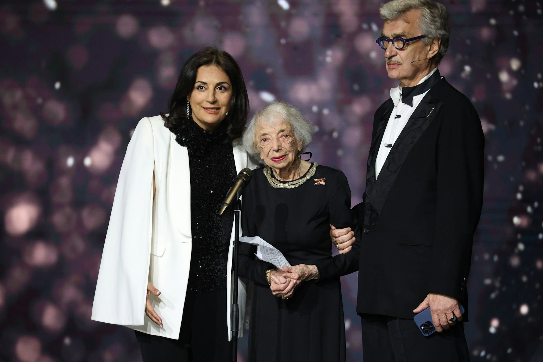 Margot Friedländer (M.) mit Düzen Tekkal und Wim Wenders bei der Verleihung des Deutschen Filmpreises