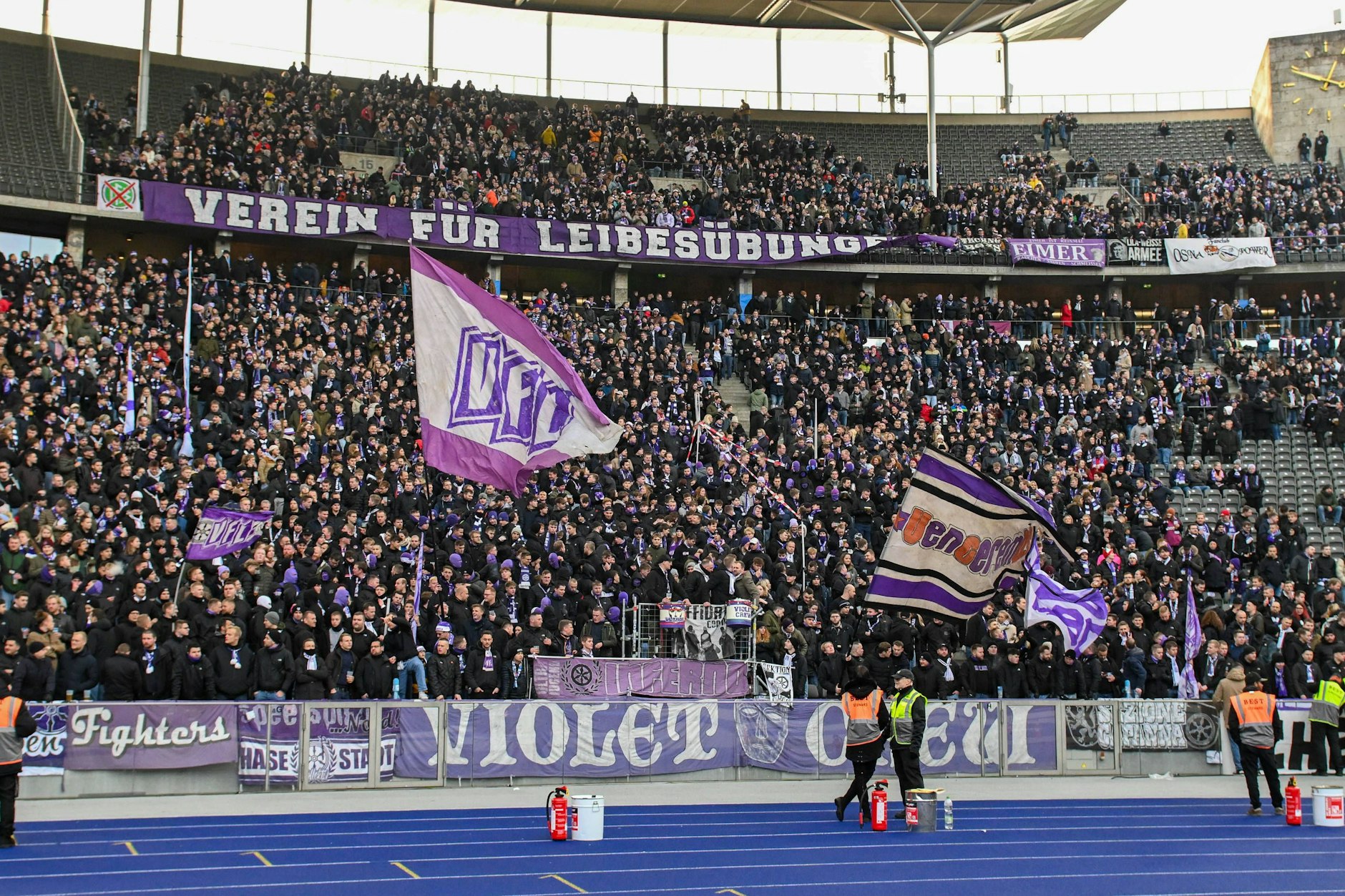 Die Fans des VfL Osnabrück im Olympiastadion. Gibt es ein zweites Heimspiel für Hertha gegen die Niedersachsen?