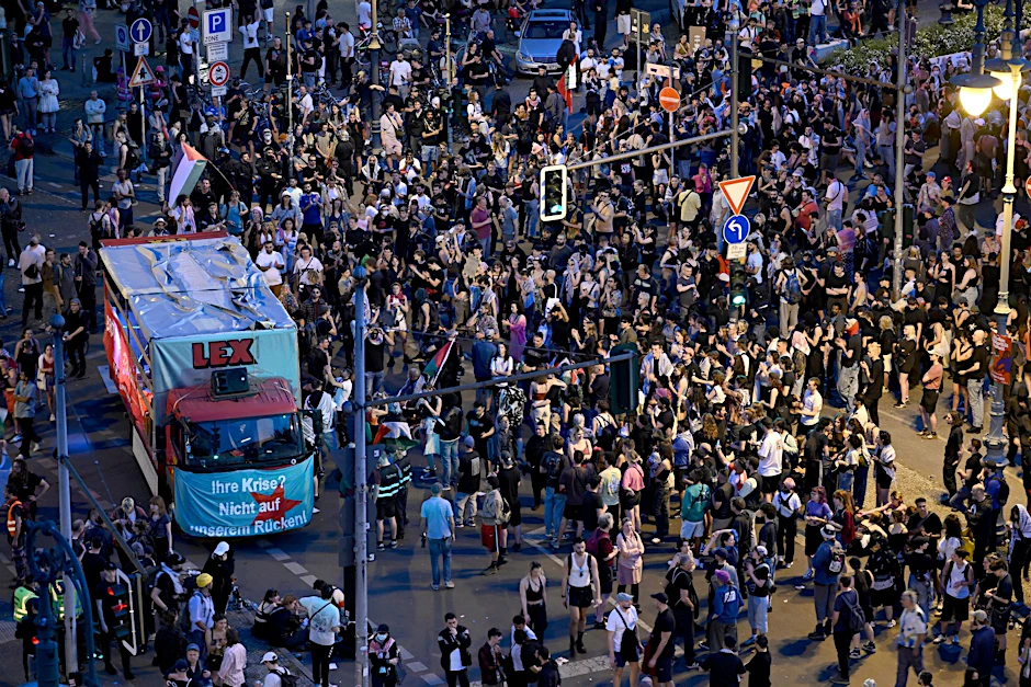 dpatopbilder - Teilnehmer der "Revolutionären 1. Mai-Demonstration" kommen am Südstern in Kreuzberg an.  