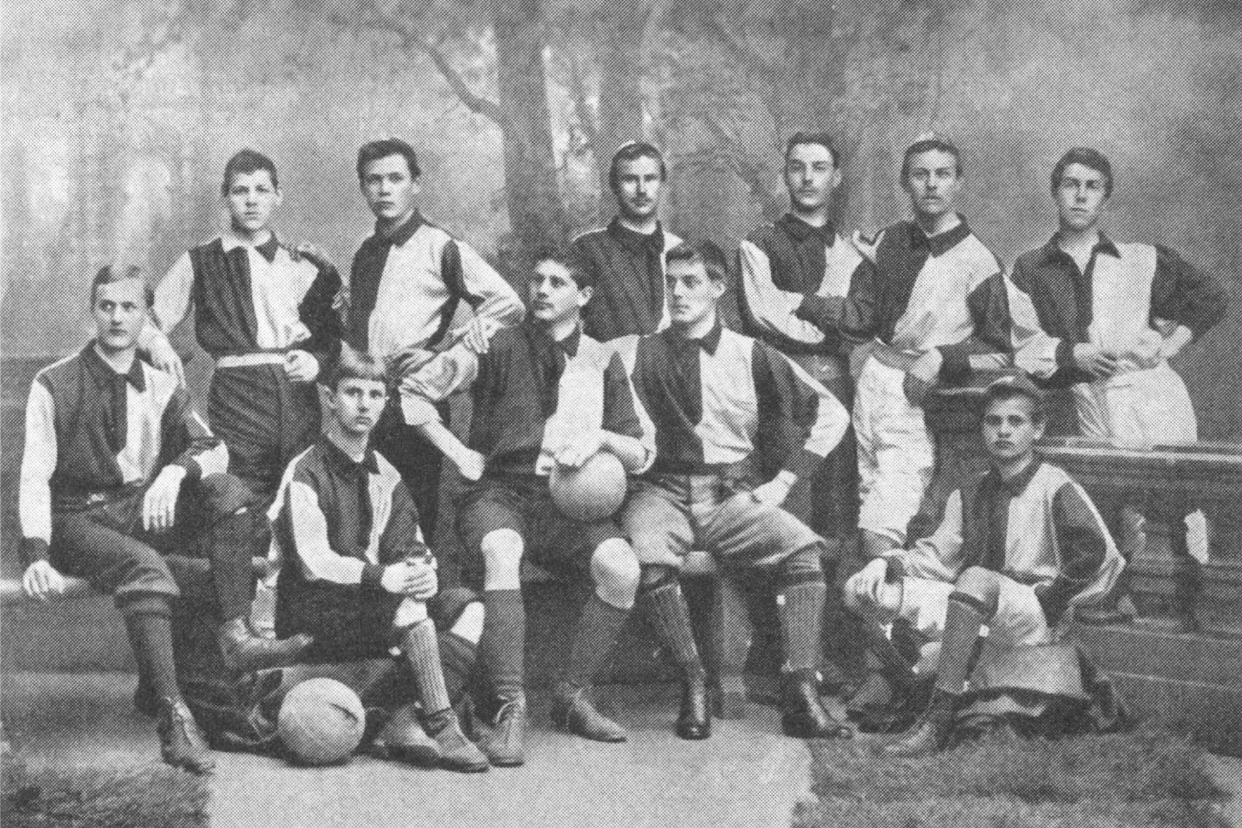 Die Mannschaft der Karlsruher Kickers 1895. Sitzend in der Mitte Walther Bensemann (mit Ball). Dieses Foto zierte 25 Jahre später, am 14. Juli 1920, die Titelseite der ersten Kicker-Ausgabe.