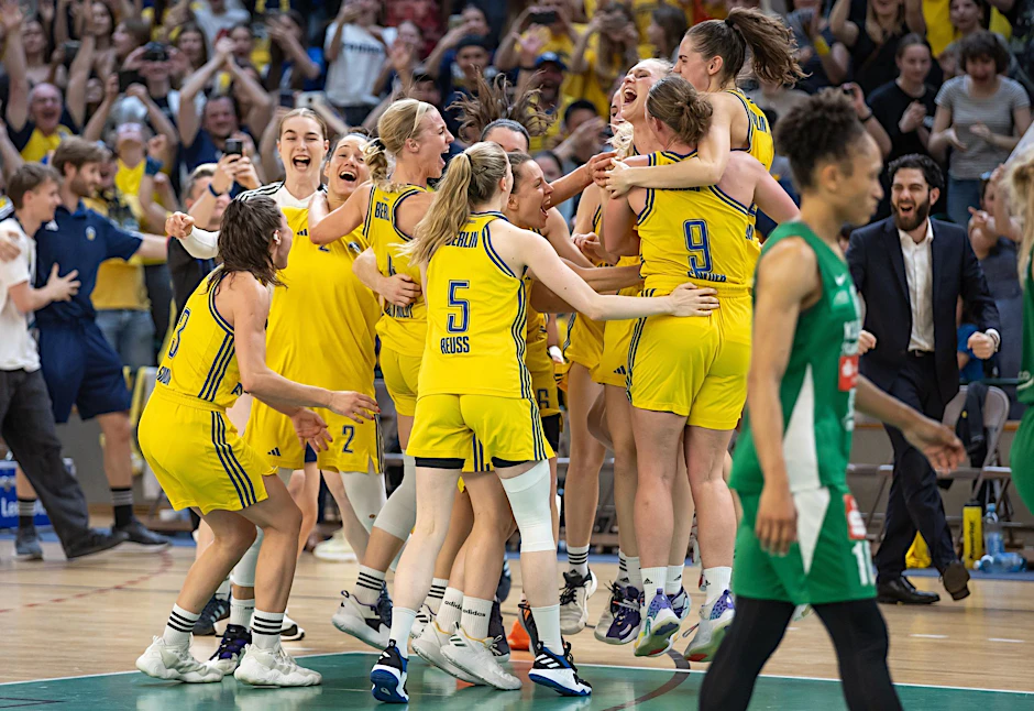 Spielerinnen von Alba Berlin jubeln nach Sieg in der deutschen Meisterschaft 2024.  