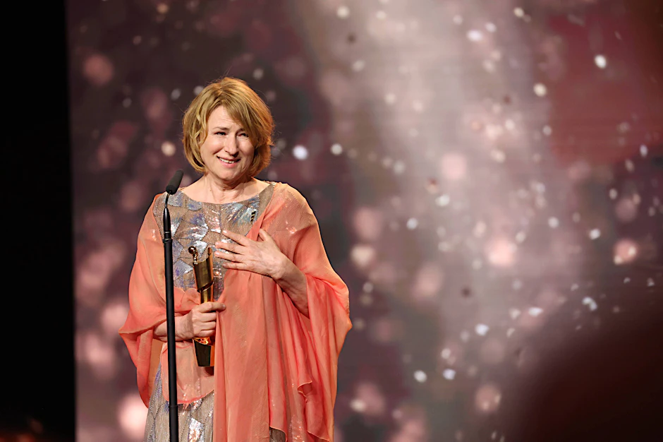 Corinna Harfouch weint vor Glück. Sie wurde bei der Verleihung des Deutschen Filmpreises 2024 beste Hauptdarstellerin.