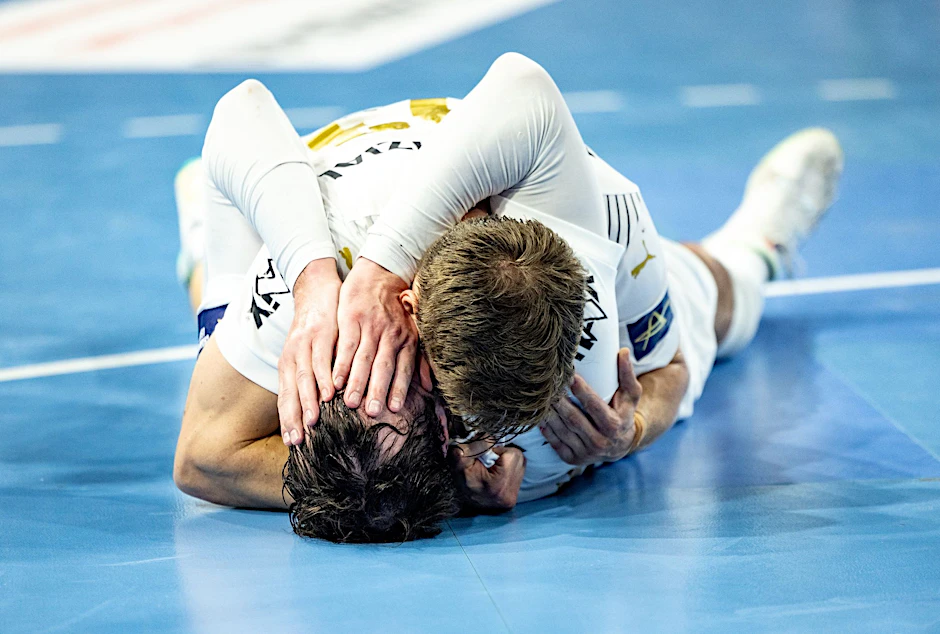 dpatopbilder - THW Kiel holt gegen Montpellier HB einen Neun-Tore-Rückstand auf und steht im Final Four der Champions League. Kiels Domagoj Duvnjak (unten) und Kiels Rune Dahmke liegen sich in den Armen.  