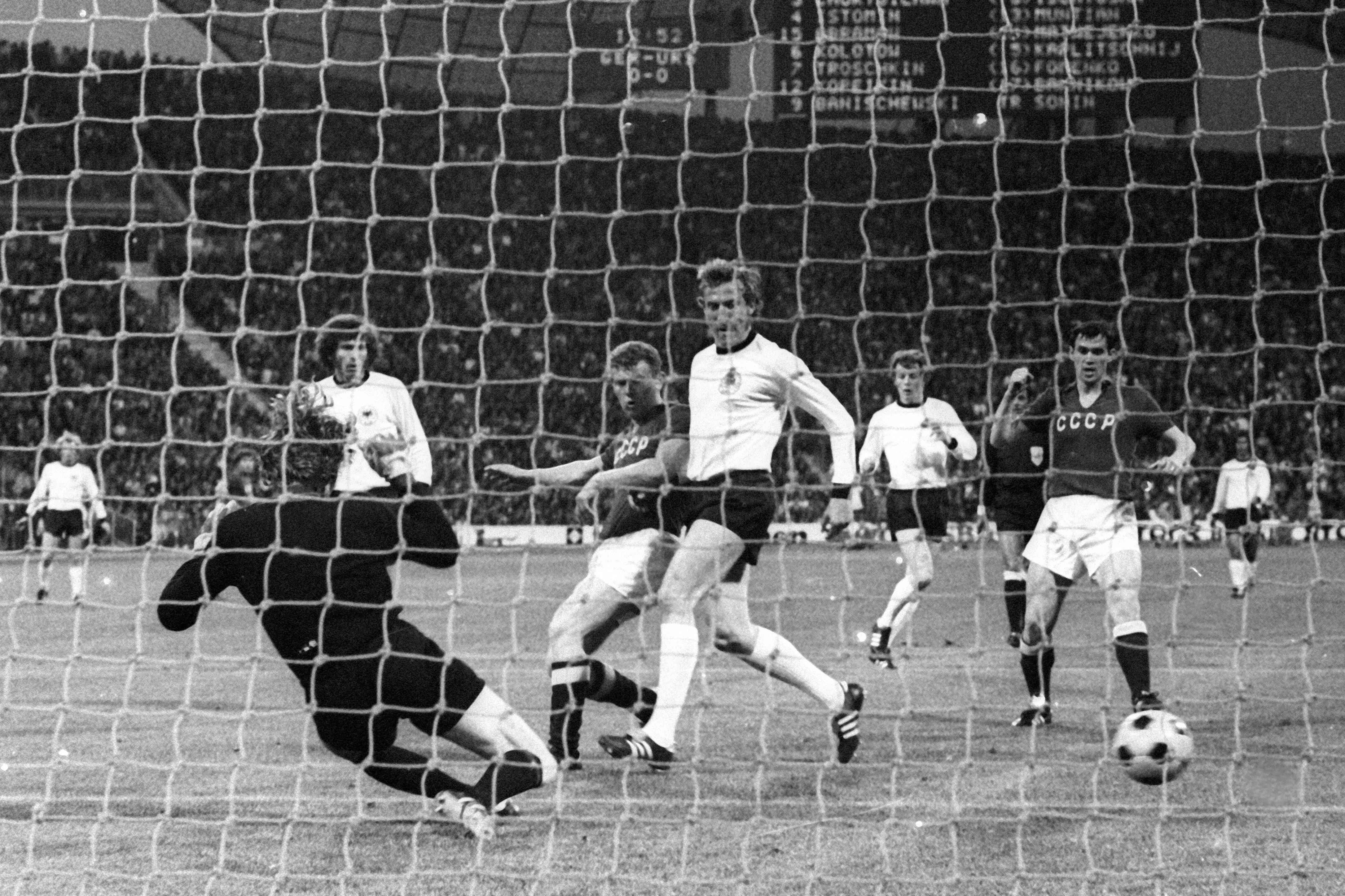 Freundschaftsspiel anlässlich der Eröffnung des Olympiastadions in München – Bundesrepublik Deutschland gegen UdSSR. Gottfried Fuchs wurde nicht eingeladen.