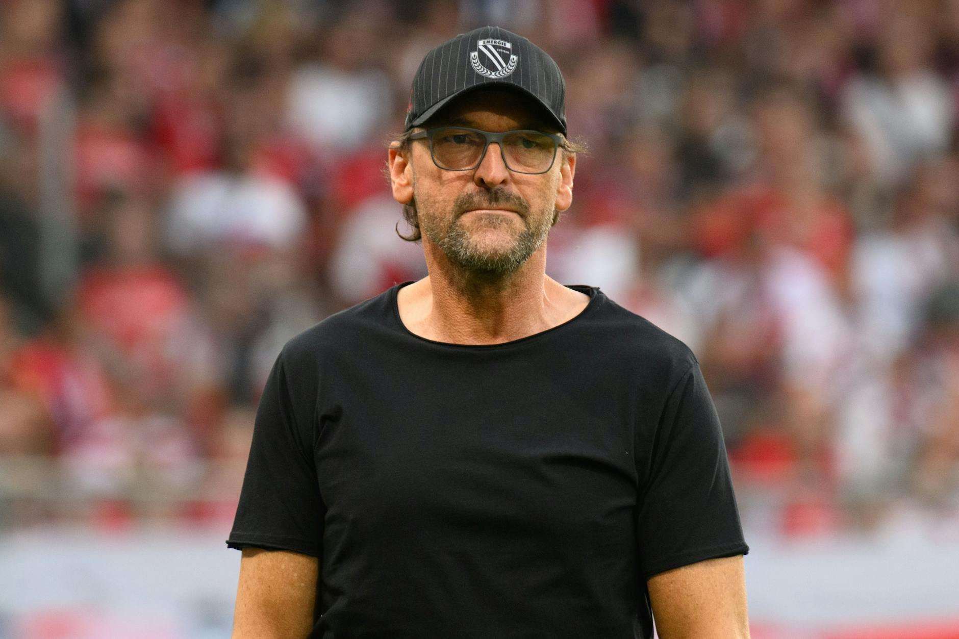 Der Trainer von Energie Cottbus, Claus-Dieter "Pele" Wollitz, hört nach dem Ende der Saison 2024/25 als Cheftrainer beim Fußball-Regionalligisten auf. 