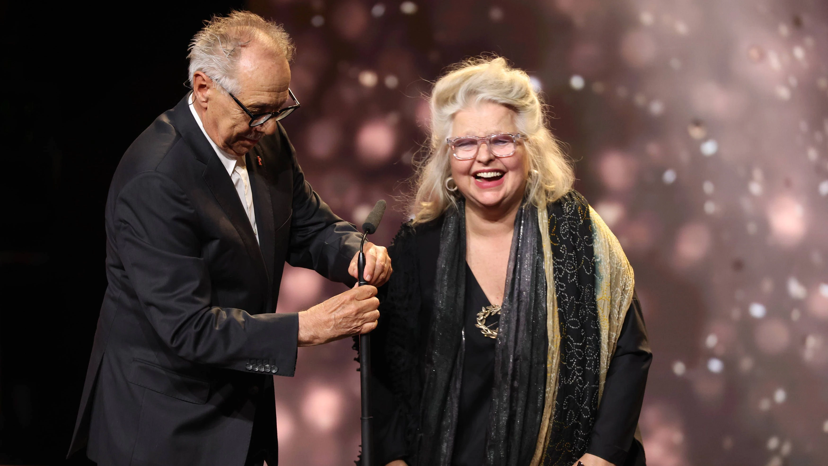 Deutscher Filmpreis: Dieter Kosslick und Hanna Schygulla hatten bei der Verleihung der Lola 2024 in Berlin viel Spaß.