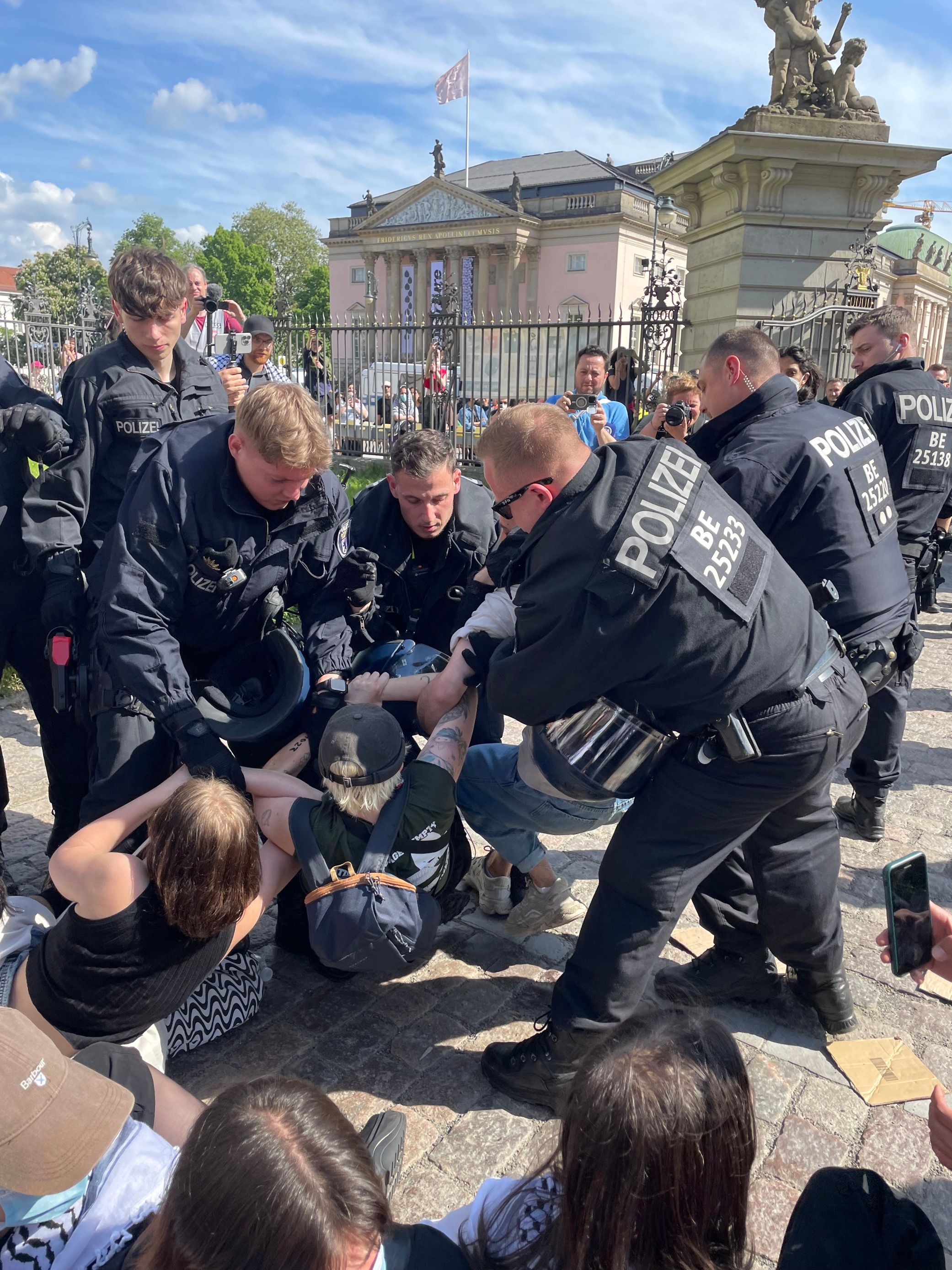 Palästina-Unterstützer protestieren vor Humboldt-Universität in Berlin – Polizei nimmt Demonstranten fest