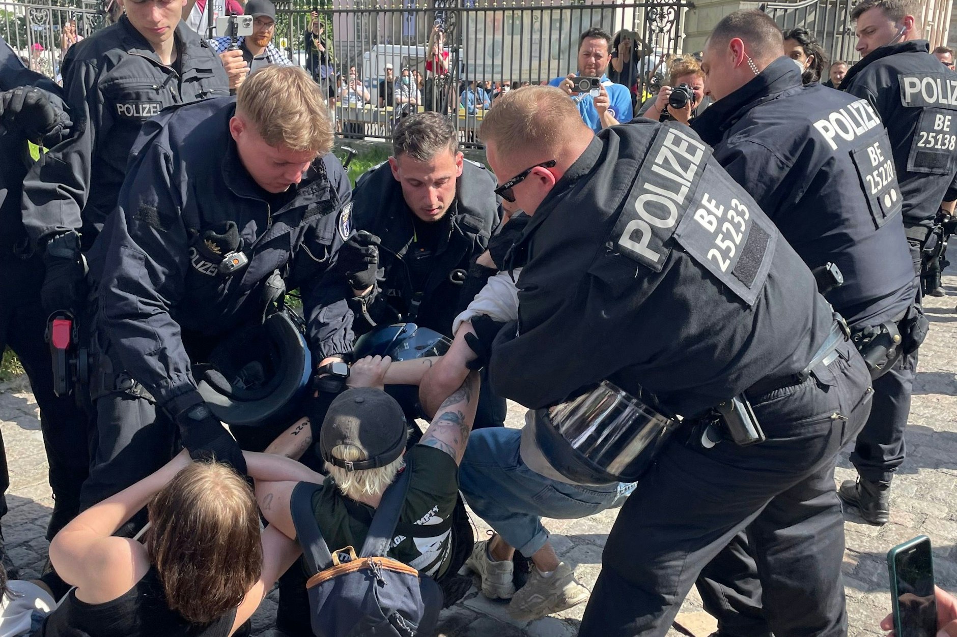 Die Polizei versucht, Sitzblockaden aufzulösen und nimmt einzelne Demonstranten fest.&nbsp;