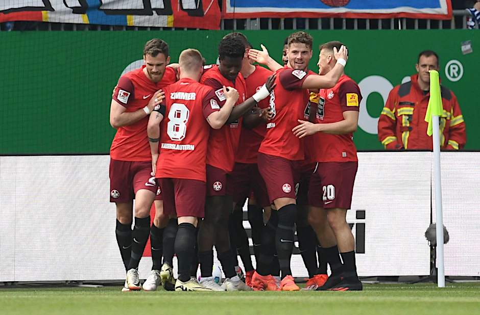 Kaiserslautern feiert einen wichtigen Sieg im Abstiegskampf beim Spitzenteam Holstein Kiel.  
