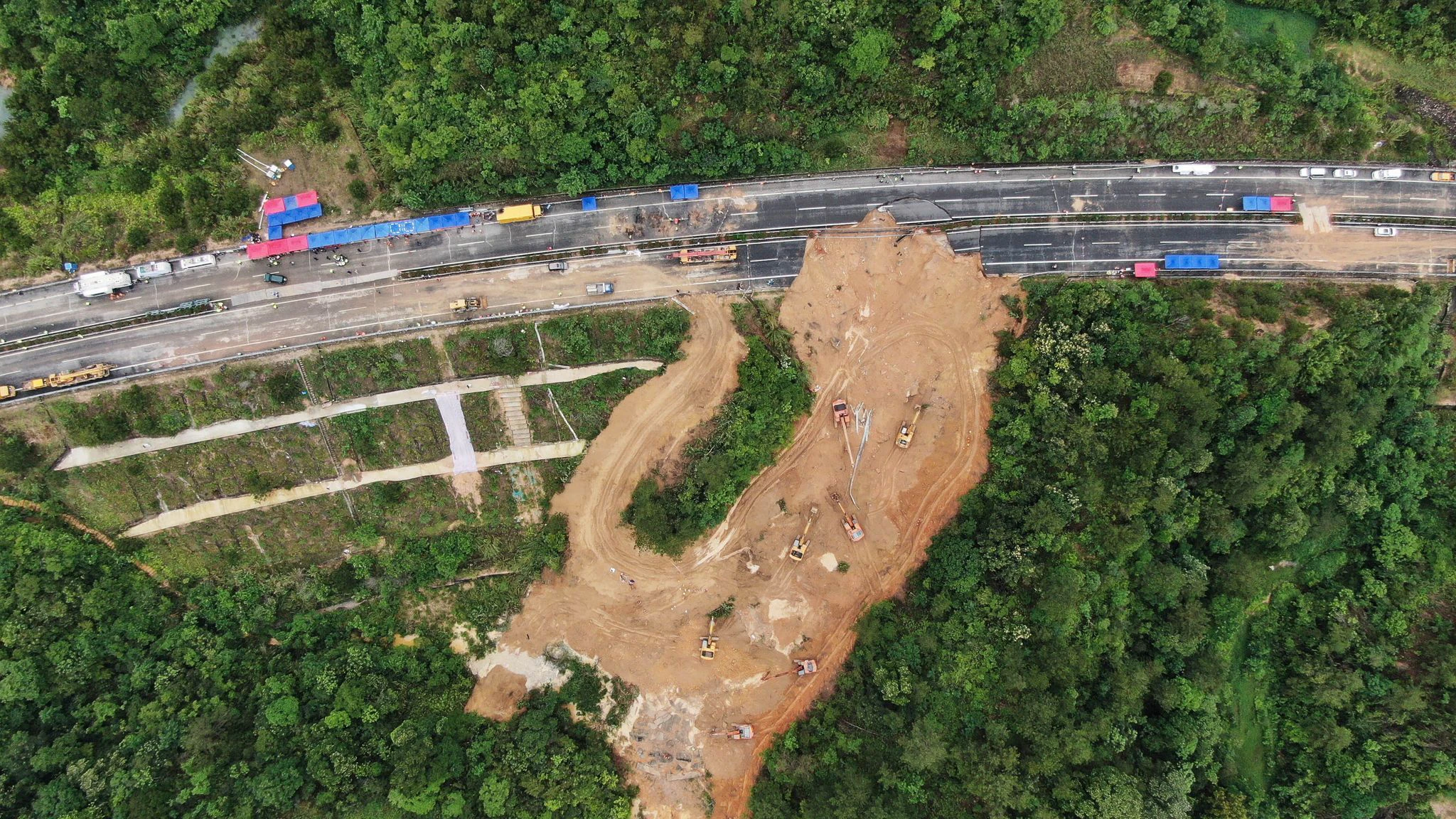 dpatopbilder - Erdrutsch in Südchina: Bei dem Einsturz einer Schnellstraße in der Provinz Guangdong sind zahlreiche Menschen ums Leben gekommen. Viele weitere wurden verletzt.  