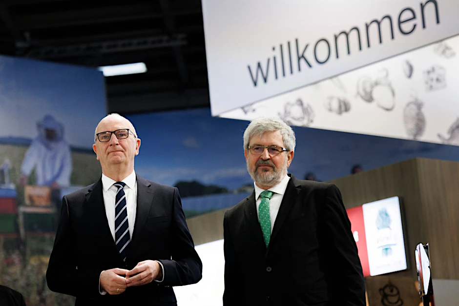 ARCHIV - Dietmar Woidke (l,SPD), Ministerpräsident des Landes Brandenburg, und Axel Vogel (Bündnis 90/Die Grünen), Landwirtschaftsminister von Brandenburg.  