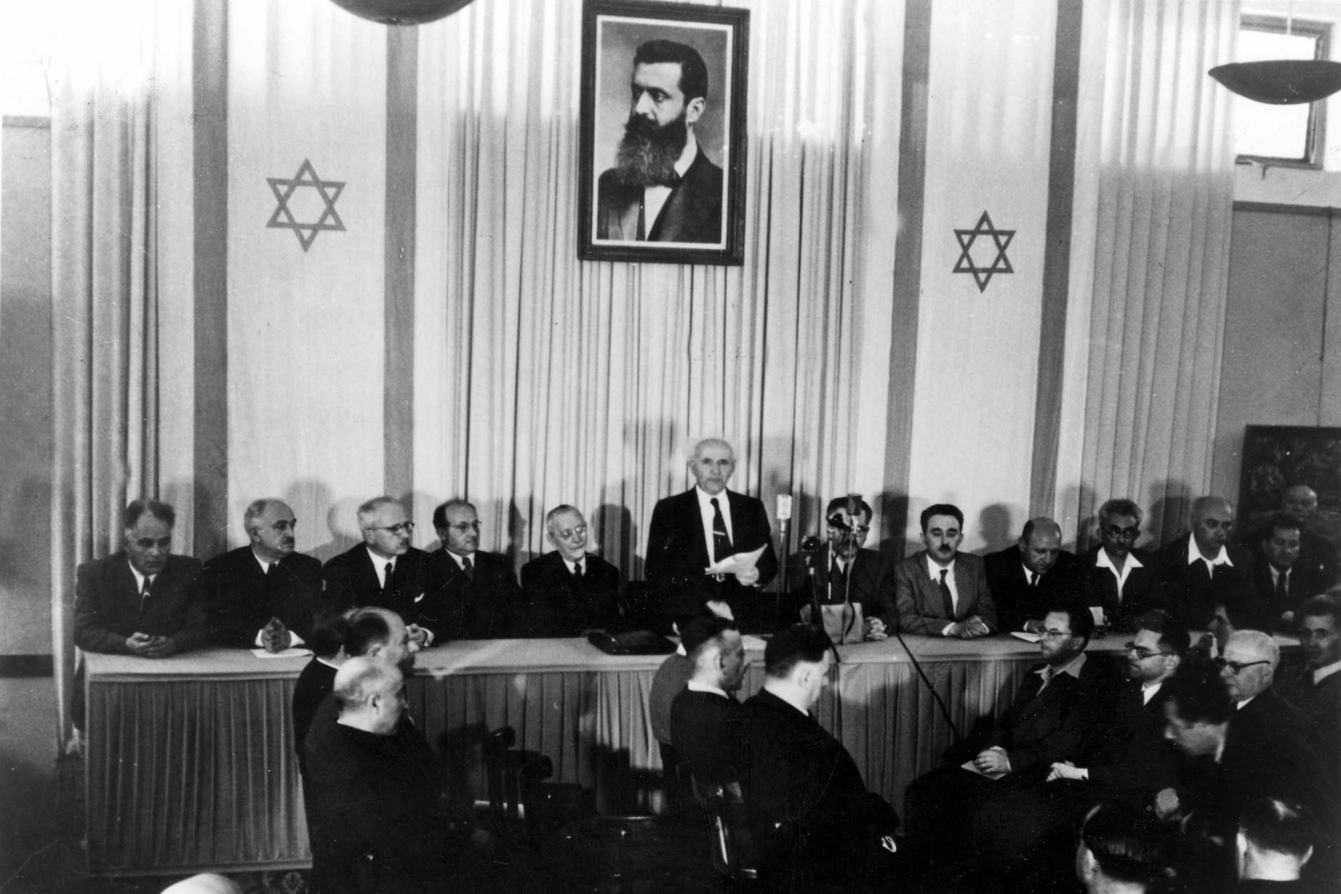 1948: David Ben-Gurion verkündet in einer Zeremonie in Tel Aviv die Gründung Israels.