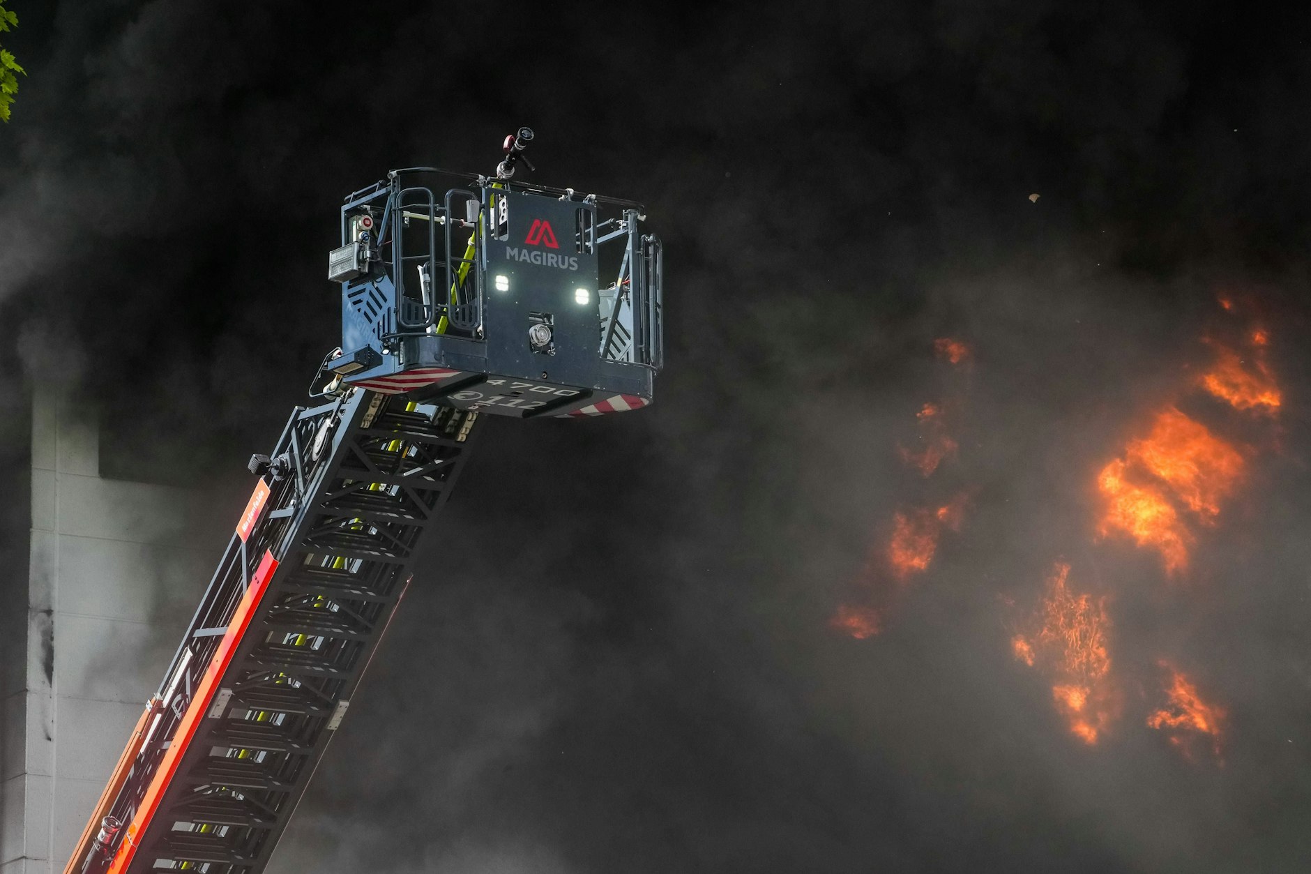 Die Feuerwehr ist mit über 100 Einsatzkräften vor Ort.