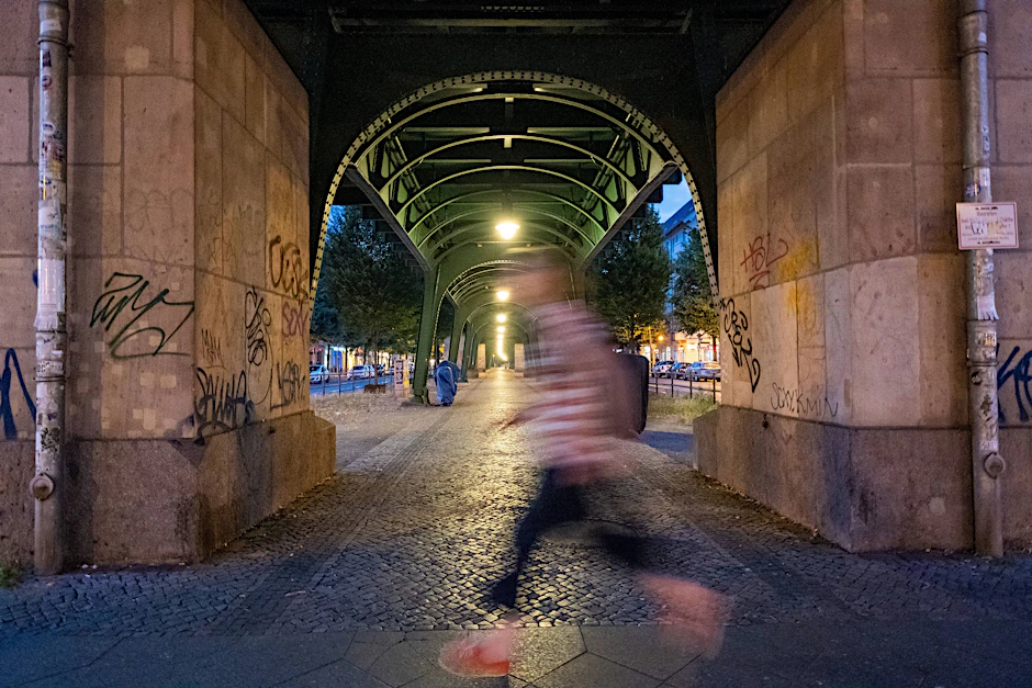 Auf eine Wand an der Schönhauser Allee wurde ein homophober Schriftzug gesprüht – der Tatverdächtige wurde festgenommen.