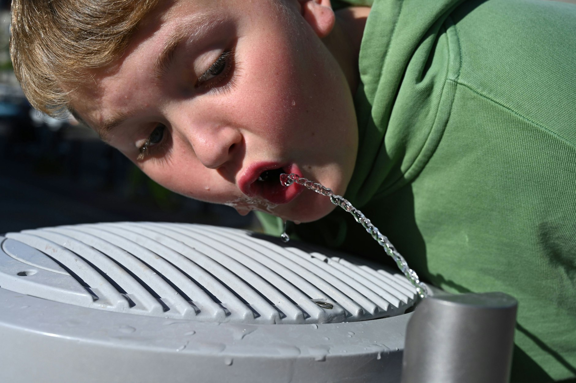 Dieser Junge löscht seinen Durst an einem Berliner Trinkbrunnen.