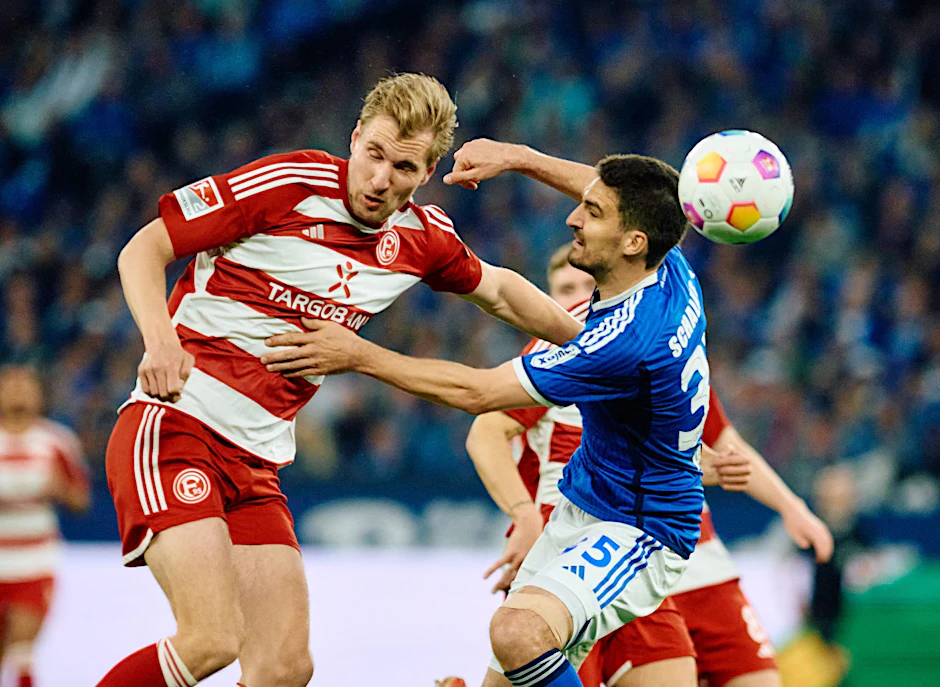 Die Düsseldorfer um Stürmer Vincent Vermeij (l) holten beim FC Schalke nur einen Punkt.  