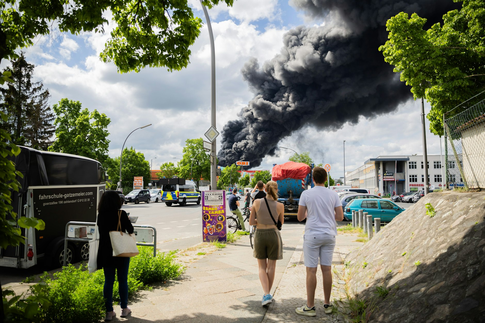 Das Feuer ist schon von weitem sichtbar.