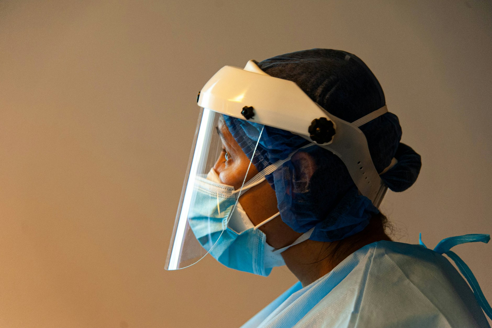 Es bräuchte eine <a target="_blank" rel="nofollow" href="https://elibrary.duncker-humblot.com/article/69843/do-we-need-to-protect-the-entire-world-population-from-health-threats-through-one-global-biomedical-surveillance-and-response-system">Rückkehr</a> zu diesen ganzheitlicheren Ansätzen im Umgang mit Ausbrüchen von Infektionskrankheiten, wie sie <em>vor</em> Covid-19 in jedem nationalen Pandemieplan <a target="_blank" rel="nofollow" href="https://pubmed.ncbi.nlm.nih.gov/17238820/">gang und gäbe</a> waren.