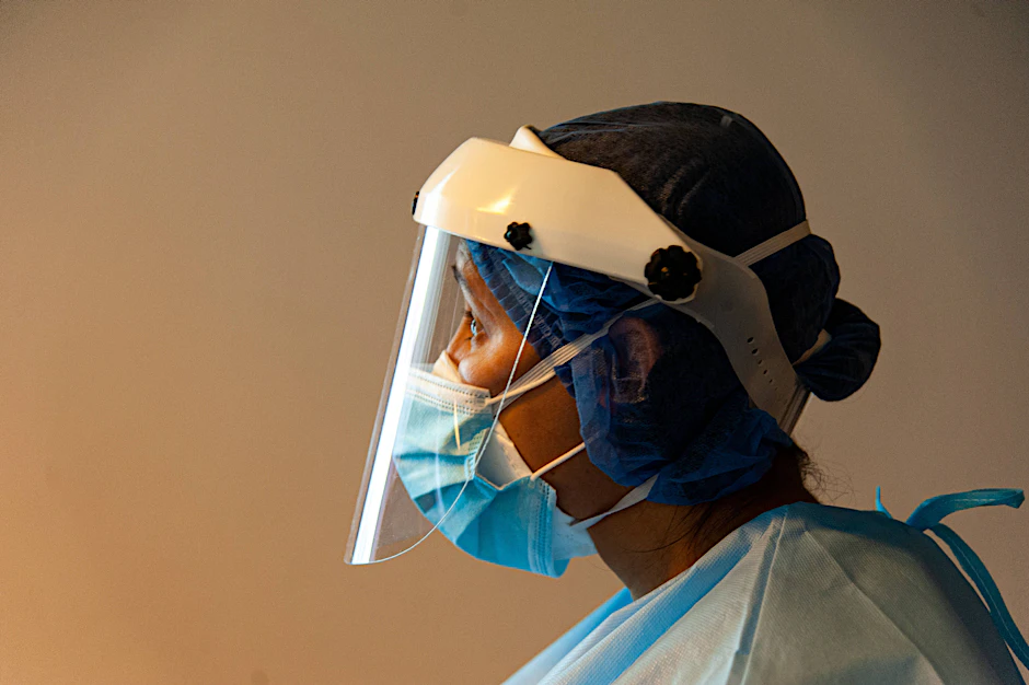 Es bräuchte eine <a target="_blank" rel="nofollow" href="https://elibrary.duncker-humblot.com/article/69843/do-we-need-to-protect-the-entire-world-population-from-health-threats-through-one-global-biomedical-surveillance-and-response-system">Rückkehr</a> zu diesen ganzheitlicheren Ansätzen im Umgang mit Ausbrüchen von Infektionskrankheiten, wie sie <em>vor</em> Covid-19 in jedem nationalen Pandemieplan <a target="_blank" rel="nofollow" href="https://pubmed.ncbi.nlm.nih.gov/17238820/">gang und gäbe</a> waren.
