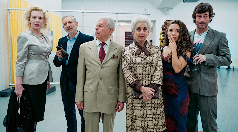 „Die Zweiflers“ – neue sechsteilige ARD-Dramedy mit internationaler Topbesetzung. Im Mittelpunkt der modernen Highend-Serie steht die jüdisch-deutsche Familie Zweifler und deren Delikatessengeschäft in Frankfurt am Main.&nbsp;