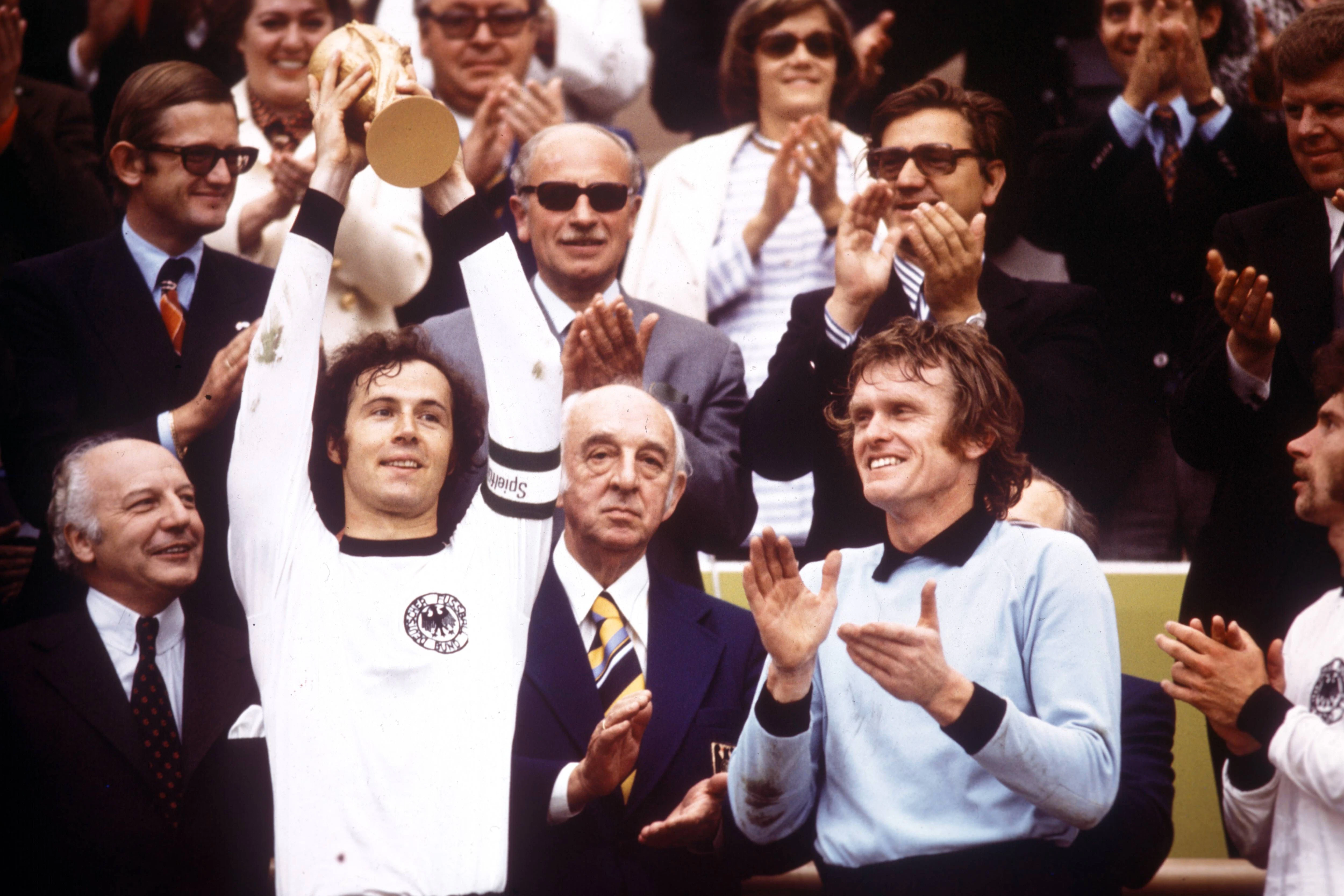 Franz Beckenbauer hält den WM-Pokal 1974.