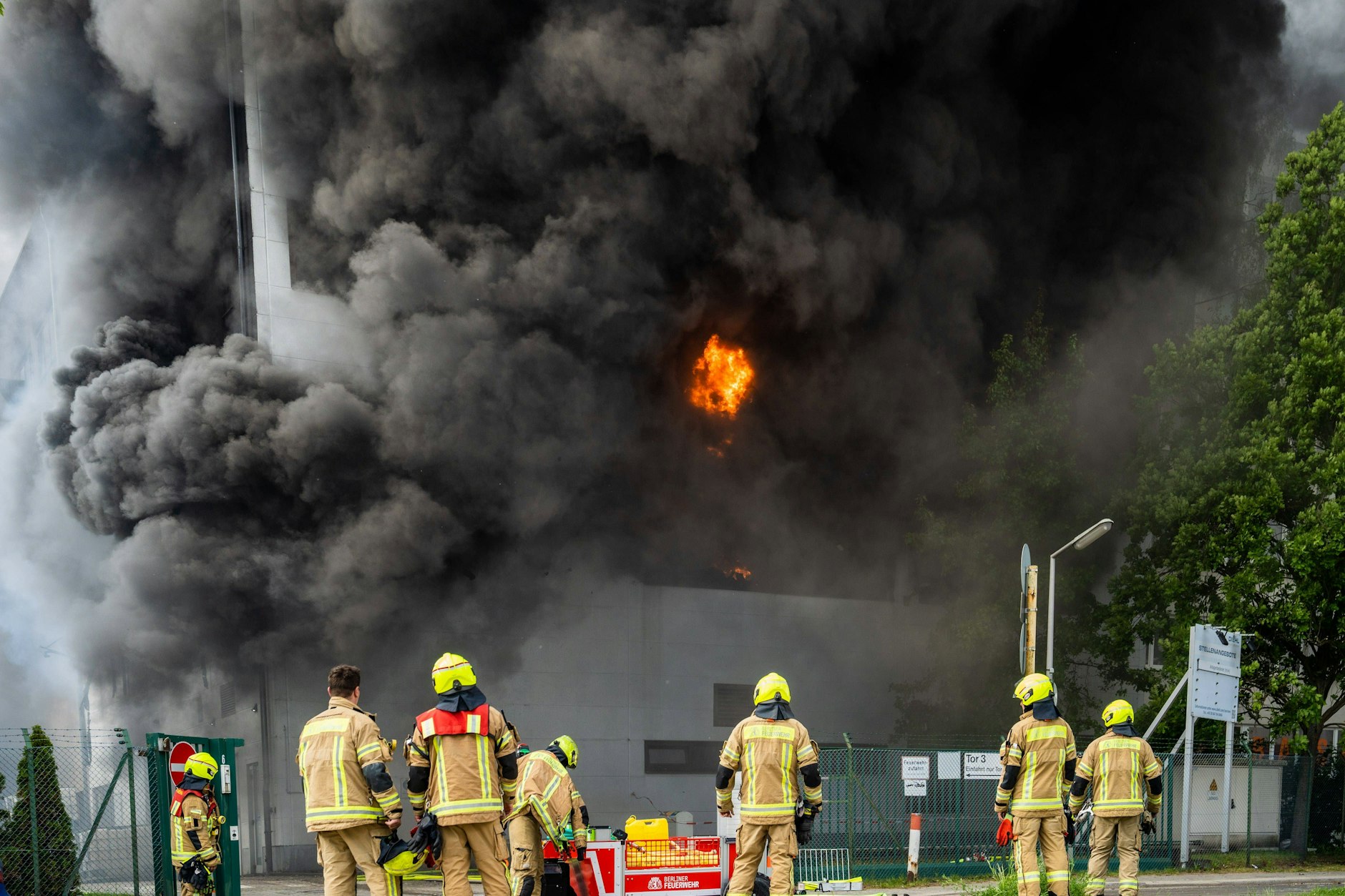 Die Feuerwehr löscht den Brand.