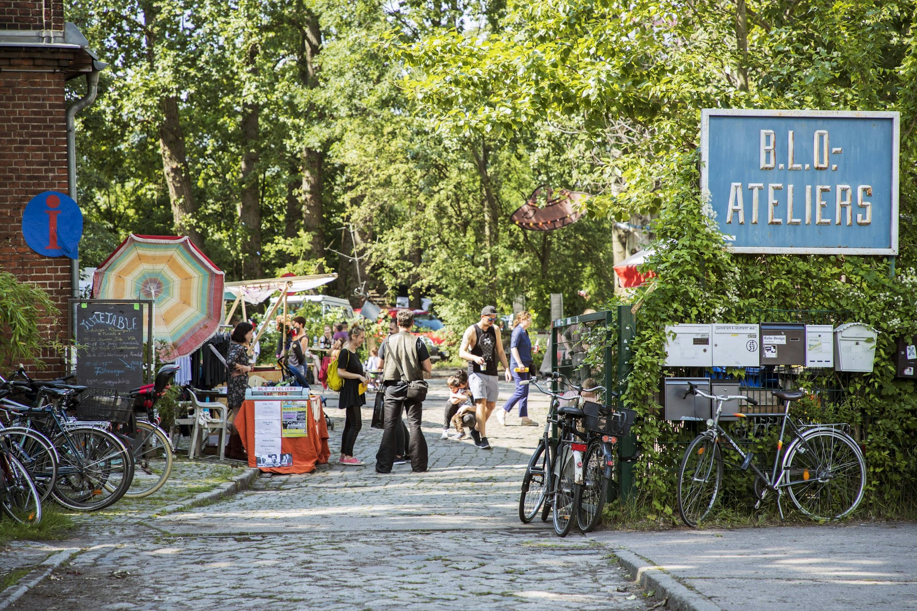 Menschen stehen am Eingang der B.L.O.-Ateliers in Berlin-Lichtenberg. 